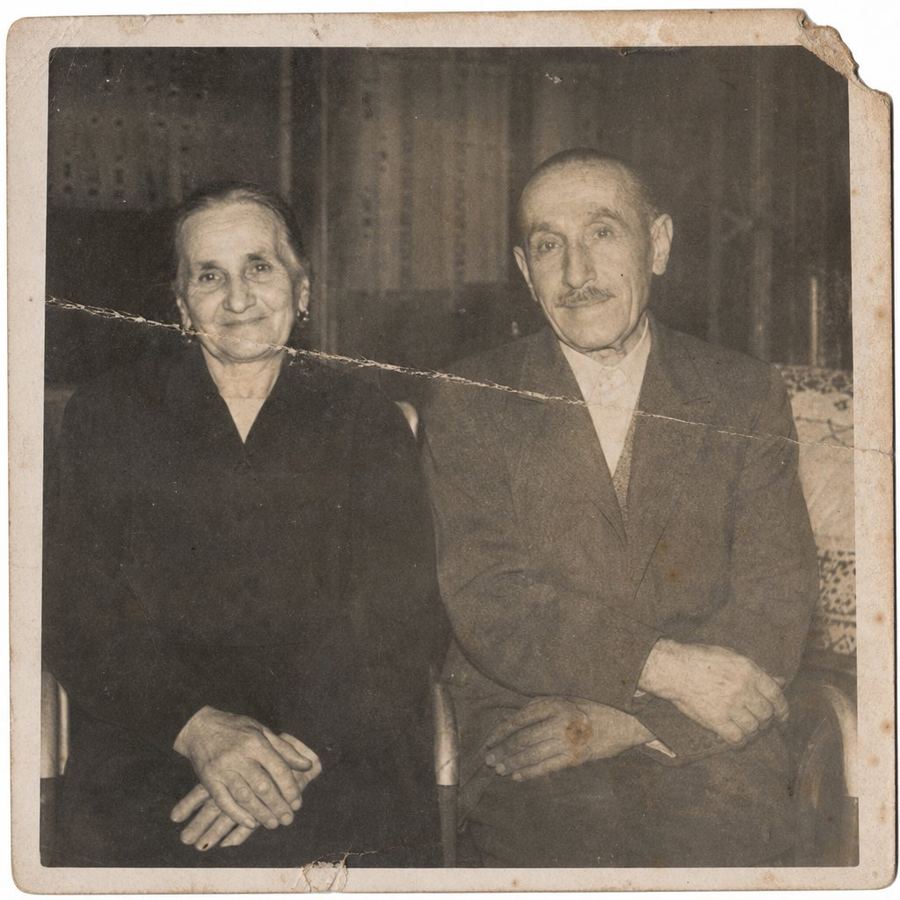 Ritratto dei nonni in bianco e nero, rovinato